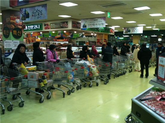 ▲16일 서울 양재동 농협 하나로클럽 양재점에서 진행한 '소 한마리 잡는날' 이벤트를 통해 반값 한우를 사려는 고객들이 수십m 늘어서 있다.