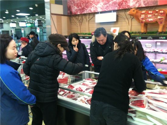 ▲16일 서울 양재동 농협 하나로클럽 양재점에서 진행한 '소 한마리 잡는날' 이벤트를 통해 반값 한우를 사려는 고객들이 소고기를 고르고 있다. 이날 행사에서 소 3마리가 1시간40분만에 모두 팔려나갔다.