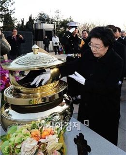 [포토] 김대중 전 대통령 묘소 참배하는 한명숙 대표