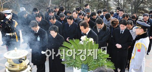 [포토] 김대준 전 대통령 묘소 찾은 민주통합당 신임 지도부