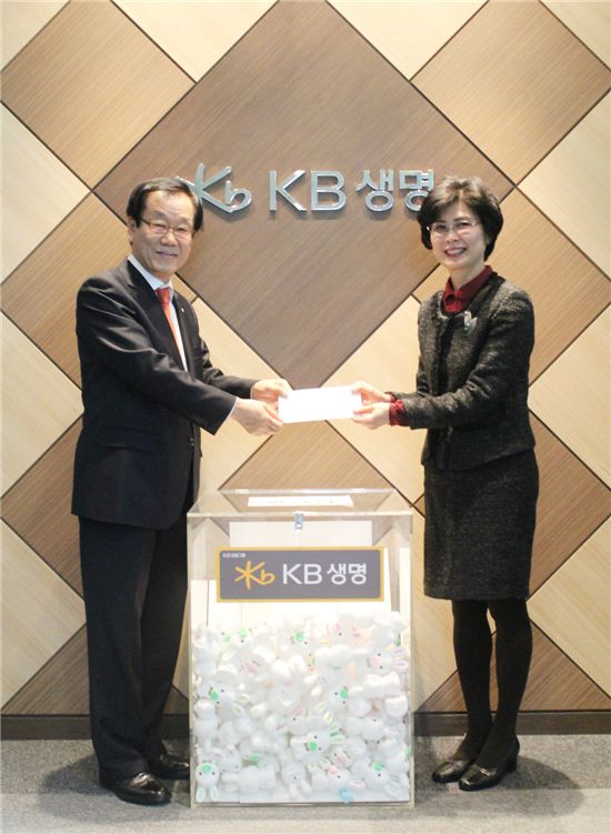 김석남 KB생명 대표이사 사장(왼쪽)이 16일 KB생명 본사에서 500만원이 모금된 사랑의 저금통 250개를 굿네이버스 김인희 부회장에게 전달하고 있다.
