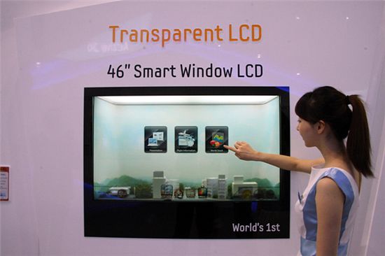 46인치 투명 LCD 패널로 만든 스마트 윈도우의 모습.