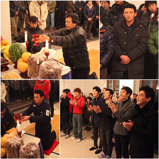 Actor Hwang Jung-min and crew of film "Korean Peninsula" (translated title) hold a good luck ritual in the Gyeonggi Province, South Korea on January 16, 2012. [Y Tree Media]