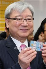 [포토] 체크카드 발급받은 김석동