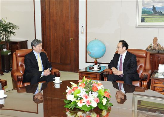 성김 주한 미국대사(왼쪽)와 사공일 한국무역협회 회장