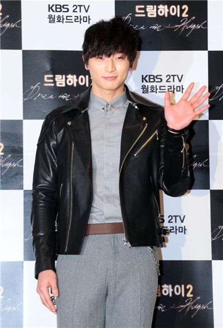 2AM Jeong Jinwoon poses during a press conference for "Dream High 2" held in Seoul, South Korea on January 17, 2012. [KBS]