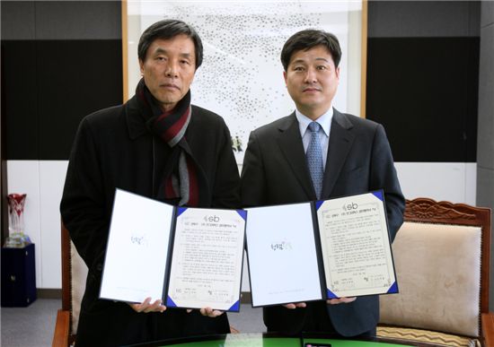 김영배 성북구청장(오른쪽)과 김옥철 안그라픽스 대표가 성북구민들의 일자리 창출과 기업의 원활한 인사채용을 위한 업무협약을 체결한 뒤 기념촬영을 하고 있다.
