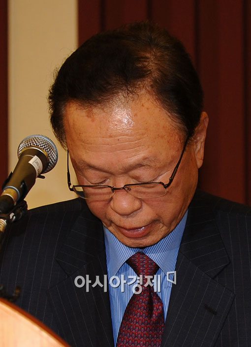 [포토] 고개 숙인 박희태 국회의장