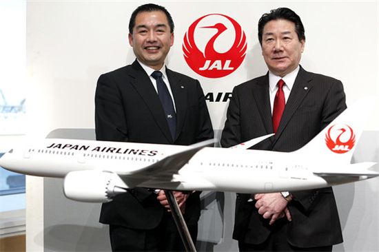 JAL의 오니시 마사루 사장(왼쪽)과 우에키 요시하루 전무(오른쪽)가 각각 회장과 사장으로 임명된다.