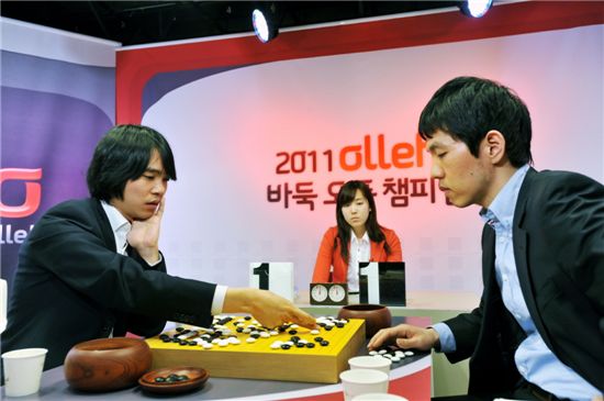 지난달 22일 한국기원에서 열린 2011 올레배 바둑오픈 챔피언십 결승전에서 이세돌 9단과 이창호 9단이 대국하고 있는 모습. 이세돌 9단의 승리로 대회 2연패를 달성했다.

