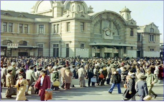 음력 설날 고향가는 열차를 타기 위한 사람들로 붐비는 서울역 광장의 모습(1977년, CET0038568)
