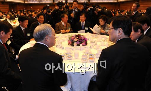 [포토] 환담 나누는 홍석우-손경식