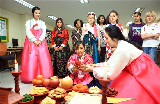 18일 현대외국인학교에서 열린 ‘설날 체험 행사’에서 한복을 입은 외국 어린이들이 차례를 지내고 세배하고 있다.