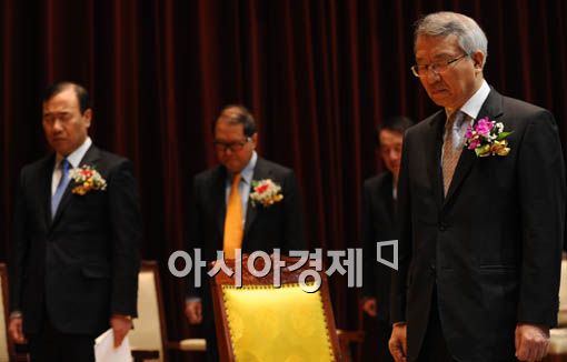 [포토] 묵념하는 법조계 수장들