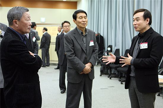17~18일 LG인화원에서 열린 ‘글로벌 CEO 전략회의’에서 구본무 LG 회장이(왼쪽) 김반석 LG화학 부회장(가운데), 차석용 LG생활건강 부회장(오른쪽) 등 LG최고경영진들과 토론 하고 있는 모습.
