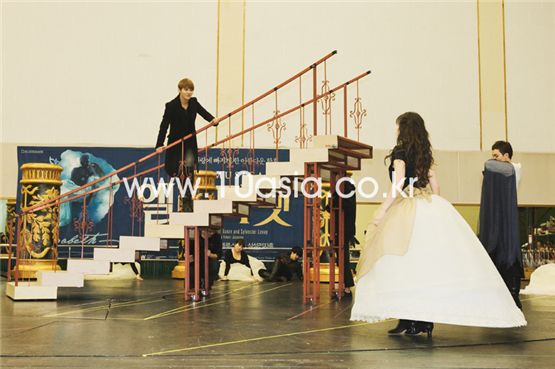 [PHOTO] "Elisabeth" cast sings and acts for rehearsal