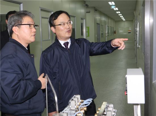 18일 박철규 중진공 신임 이사장(오른쪽)이 유명호 유니락 대표(왼쪽)와 함께 유니락 생산 공장을 둘러보고 있다. 