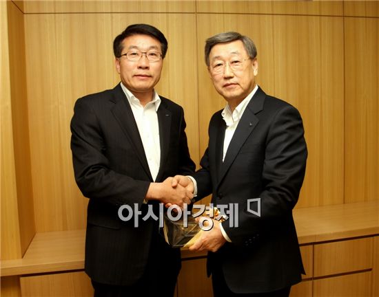 박용현 두산 회장(오른쪽)이 ‘2012 두산 경영대상’을 수상한 두산인프라코어 공작기계BG 김재섭 BG장에게 부상인 황금말통을 건네고 있다.
