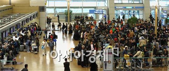 설연휴 맞아 붐비는 인천공항  