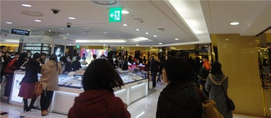 ▲18일 오후 명동에 위치한 롯데면세점에서 쇼핑을 즐기고 있는 중국인 관광객들
