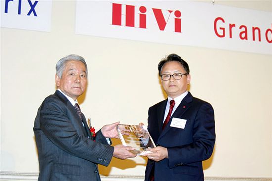 LG디스플레이가 19일, FPR(Film Patterned Retarder, 편광안경방식) 3D로 일본 도쿄에서 열린 ‘제 27회 2011 HiViGrandPrix(하이비그랑프리)’에서 한국기업 최초로 기술 특별상을 수상했다. LG디스플레이 TV 프로모션 담당 이정한 상무(오른쪽)가 일본 최고 권위의 AV 전문매체 HiVi 관계자로부터 특별상을 받고 있다. 