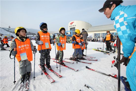 쌍용건설, 임직원 자녀 스키캠프로 '기 살리기'