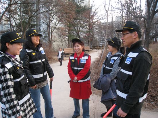 장지근린공원을 순찰하던 장지동 자율방범대원들이 함께 모여 담소를 나누고 있다.


