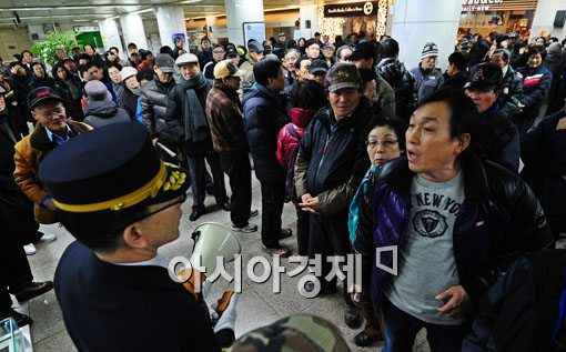 19일 예정된 서울 광화문 역사내 '한우 직거래 장터'가 열리지 않아 시민들이 항의하고 있다.