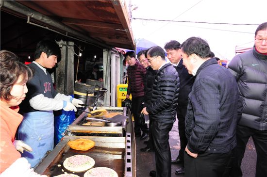 가스공사 임직원 50명, 성남 모란시장으로 총출동
