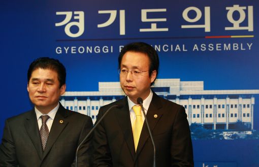 정기열 신임 경기도의회 민주당 대표가 19일 도의회 브리핑룸에서 기자회견을 하고 있다.