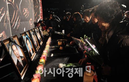 [포토] 헌화하는 유가족들