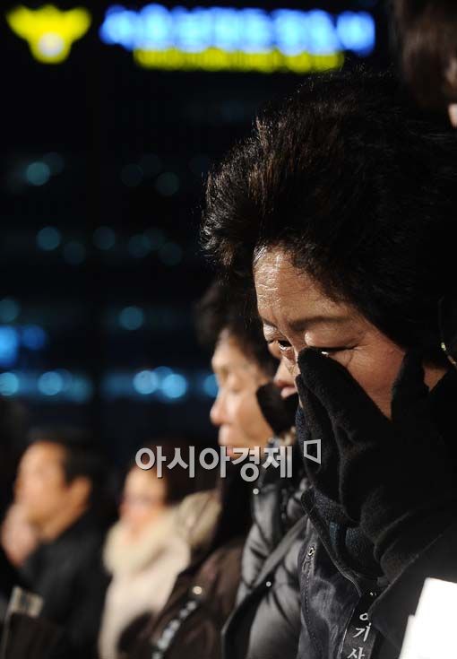 [포토] 멈추지 않는 눈물