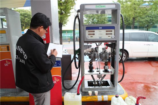 ▲한국석유관리원 지능검사팀이 가짜 석유를 판매하는 주유소를 단속하고 있다.