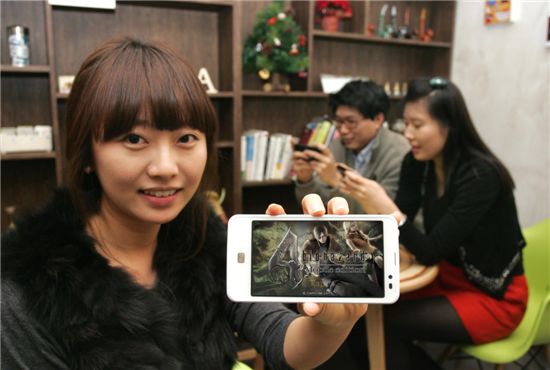 LG유플러스가 일본 캡콤(CAPCOM)의 호러게임 ‘바이오하자드4’ 풀스토리 버전을 국내 최초로 안드로이드OS 한글용으로 서비스한다고 20일 밝혔다. 사진은 LG유플러스 가입자가 스마트폰으로 바이오하자드 게임을 이용하고 있는 모습.