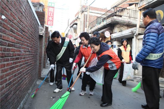 이성 구로구청장이 주민들과 거리 청소를 하고 있다.