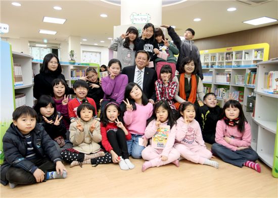 차성수 금천구청장이 어린이 작은도서관에 놀러온 아이들과 기념사진을 찍었다.