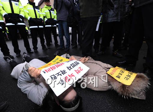 [포토] 온 몸으로 출근 막겠다