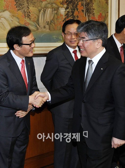 [포토] 시중은행장 만나는 김중수 총재