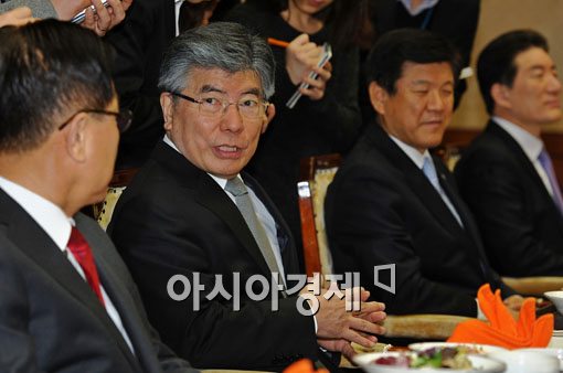 [포토] 은행장들과 금융현안 논의하는 김중수 총재