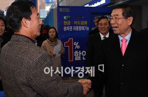 [포토] 귀성객과 악수 나누는 박원순