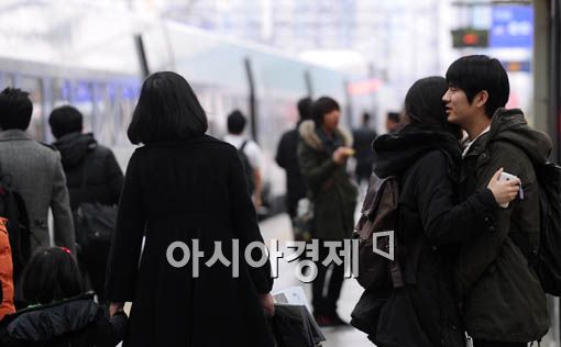 [포토] 작별이 아쉬운 연인들