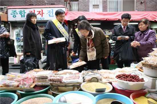 신연희 강남구청장 전통시장 장보기 