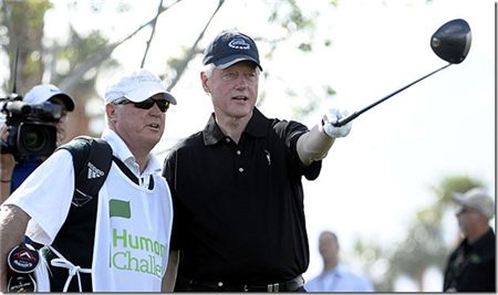  빌 클린턴 전 미국 대통령이 휴마나챌린지 셋째날 3번홀에서 티 오프를 기다리고 있다. PGA닷컴 캡처