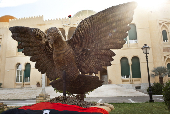 베네통이 최근 설립한 '언헤이트(Unhate) 재단'이 지난달 말 독립기념일을 맞은 리비아에 선물한 비둘기. 이 비둘기는 전 세계 분쟁 지역에서 주운 탄피 2만2000개로 만들어졌다. 