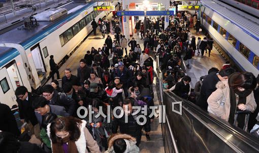 [포토] 귀경객들로 붐비는 서울역