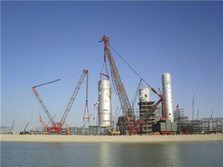 국내에서 제작, 바다로 이송돼 UAE 루와이스 정유공장 건설공사 현장에 설치된 RFCC 리엑터, 리제너레이터, 메인 프렉셔네이터 전경. / GS건설 