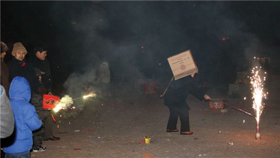 춘절 폭죽놀이 요란한 소음 외국여행객들 '잠 못드는 밤'