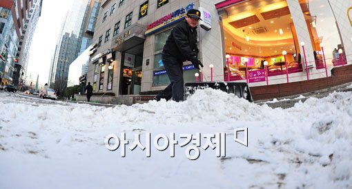 [포토] '눈을 치우자'