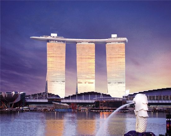 쌍용건설이 2010년 준공한 마리나 베이 샌즈 호텔. 싱가포르의 랜드마크로 지면에서 최대 52도 기울어진 최고 난이도 건물로 유명하다.