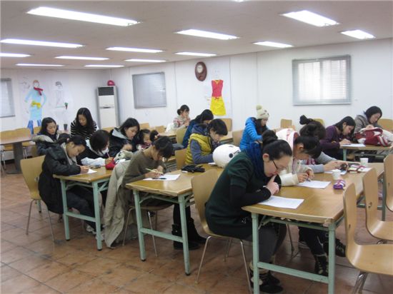 다문화가족 한국어교실수업 장면
